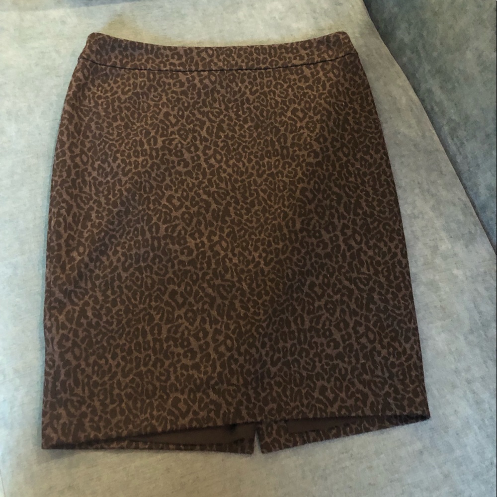 Cute leopard Loft straight knit skirt. Size 8